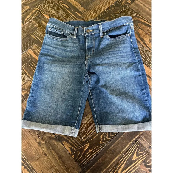 Levi’s Women’s 29 Blue Denim Jean Bermuda Summer Shorts Neutral Roll Up Vacation - Picture 1 of 14